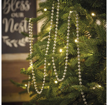 Kerstboom met zilverkleurige kralenketting als decoratie