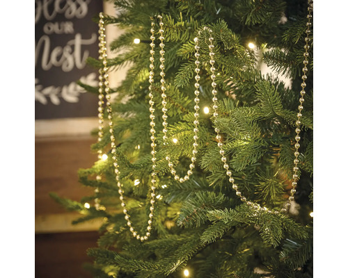 Kerstboom versierd met een zilverkleurige kralenslinger