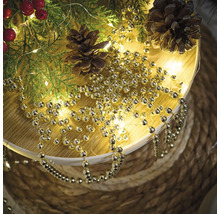 Decoratie met takken van de spar, dennenappels en een goudkleurige ballenslinger