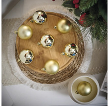 Decoratieve gouden kerstballen op houten dienblad