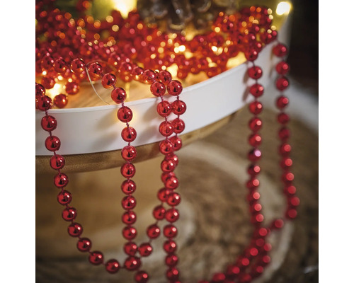 Decoratie met rode ballen aan een touwtje