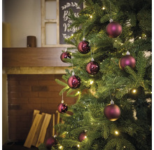 Versierde kerstboom met kerstballen en lichtjes