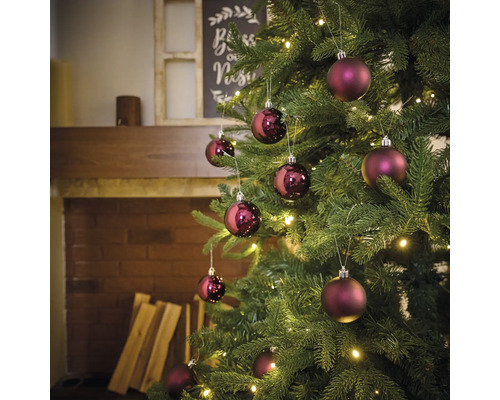 Versierde kerstboom met kerstballen en lichtjes