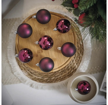 Decoratieve kerstballen op een houten bord