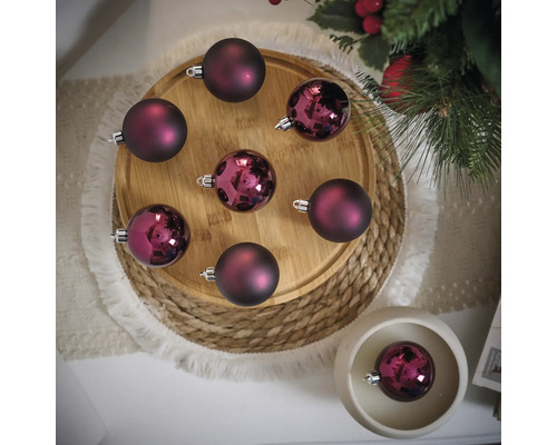 Decoratieve kerstballen op een houten bord