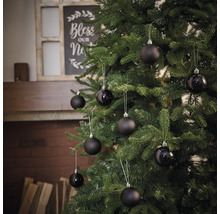 Versierde kerstboom met zwarte kerstballen