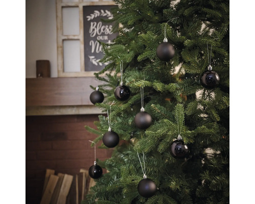Versierde kerstboom met zwarte kerstballen