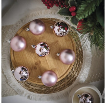 Decoratieve kerstballen op een houten bord