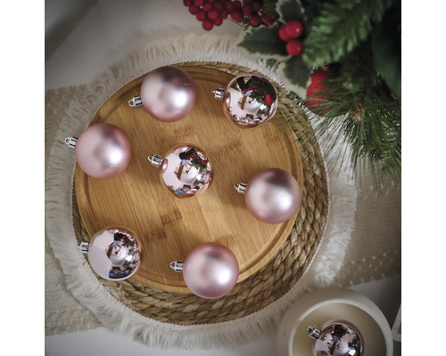 Decoratieve kerstballen op een houten bord