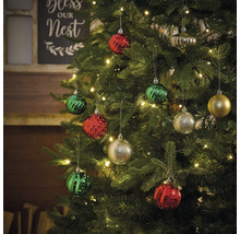 Versierde kerstboom met kerstballen en lichtjes