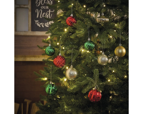 Versierde kerstboom met kerstballen en lichtjes