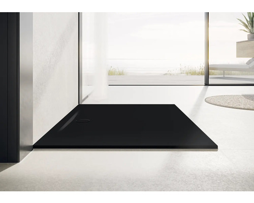 Gelijkvloerse, zwarte douchebak in een badkamer