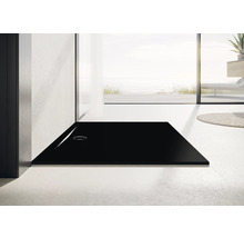 Gelijkvloerse douchebak in een moderne badkamer met uitzicht op zee