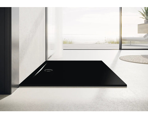 Gelijkvloerse douchebak in een moderne badkamer met uitzicht op zee