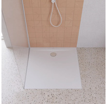 Vierkante douchebak van kunststeen met afvoergarnituur in een douche.