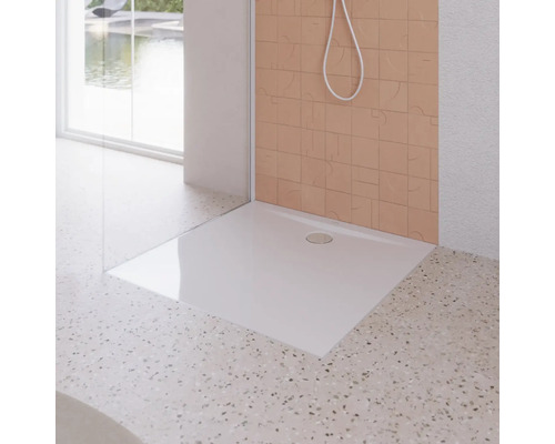 Vierkante douchebak van gegoten mineraal in een moderne badkamer