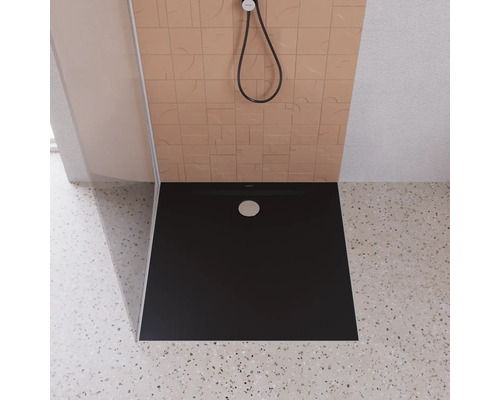 Zwarte douchebak met douchekop in badkamer