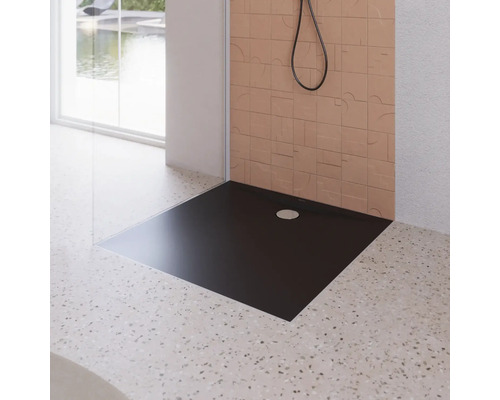 Zwarte douchebak in moderne badkamer