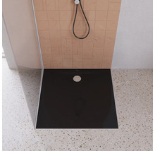 Zwarte douchebak in een moderne badkamer.