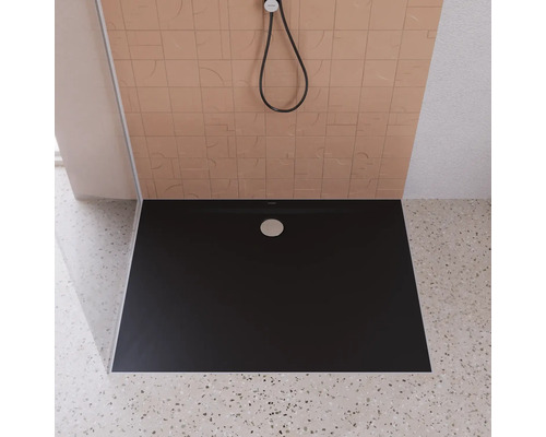 Gelijkvloerse douche met douchekop en afvoer