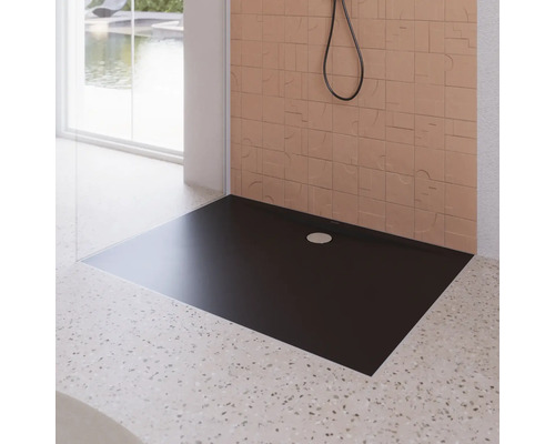 Douchebak van gegoten mineraal in een badkamer