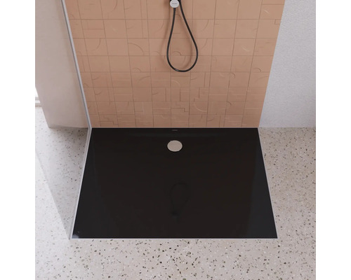 Zwarte douchebak met douchekop en wandtegels