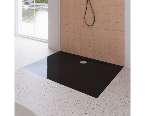 Zwarte douchebak in badkamer