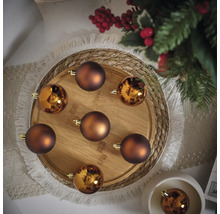 Decoratieve kerstballen op een rond dienblad met feestelijke decoratie