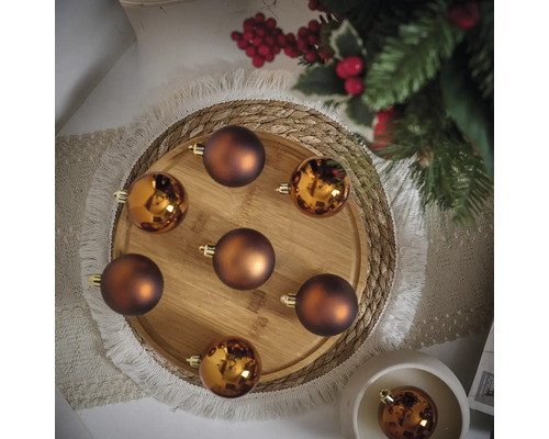 Decoratieve kerstballen op een rond dienblad met feestelijke decoratie
