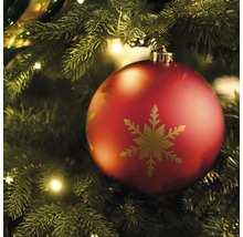 Rode kerstbal met sneeuwvlokpatroon in de kerstboom