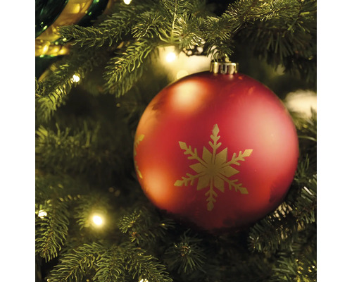 Rode kerstbal met sneeuwvlokpatroon in de kerstboom