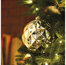 Gouden kerstbal met geometrisch patroon in de kerstboom