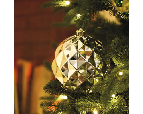 Gouden kerstbal met geometrisch patroon in de kerstboom