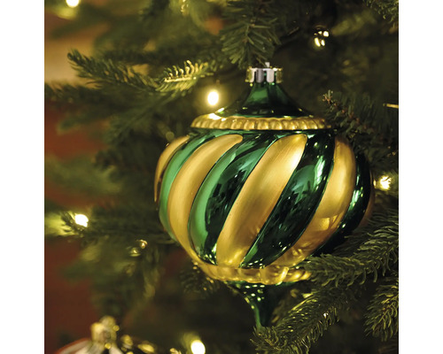 Groen-gouden kerstbal met spiraalpatroon in de kerstboom