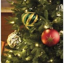 Versierde kerstboom met kerstballen