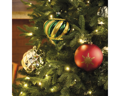 Versierde kerstboom met kerstballen