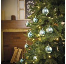 Kerstboom versierd met kerstballen en lichtjes