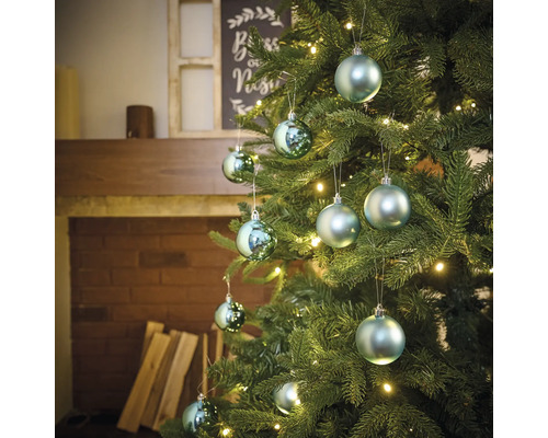 Kerstboom versierd met kerstballen en lichtjes