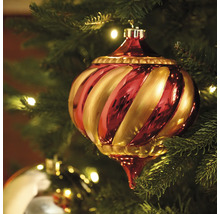 Kerstbal met streepmotief in de kerstboom