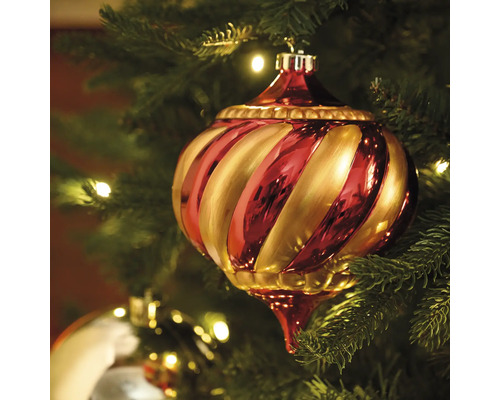 Kerstbal met streepmotief in de kerstboom