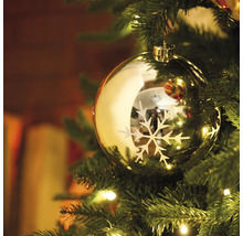 Gouden kerstbal met sneeuwvlokpatroon in de kerstboom