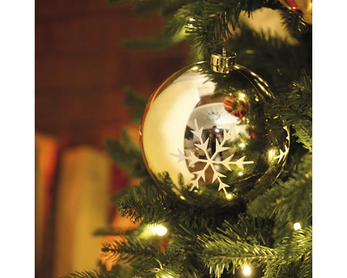 Gouden kerstbal met sneeuwvlokpatroon in de kerstboom