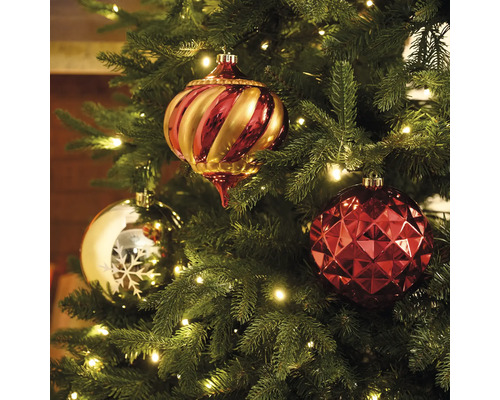 Versierde kerstboom met kerstballen