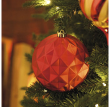 Close-up van een rode kerstbal met facetten in een kerstboom