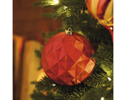 Close-up van een rode kerstbal met facetten in een kerstboom