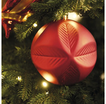 Rode kerstbal met geometrisch patroon in de kerstboom