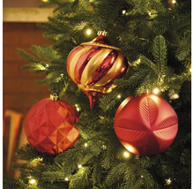 Versierde kerstboom met drie kerstballen