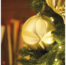 Goudkleurige kerstbal met bladmotief in de kerstboom