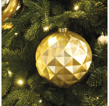 Gouden kerstbal met geometrisch patroon in de kerstboom