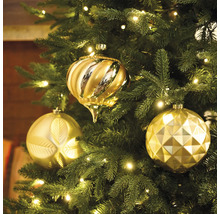 Close-up van een versierde kerstboom met gouden ballen en lichtjes